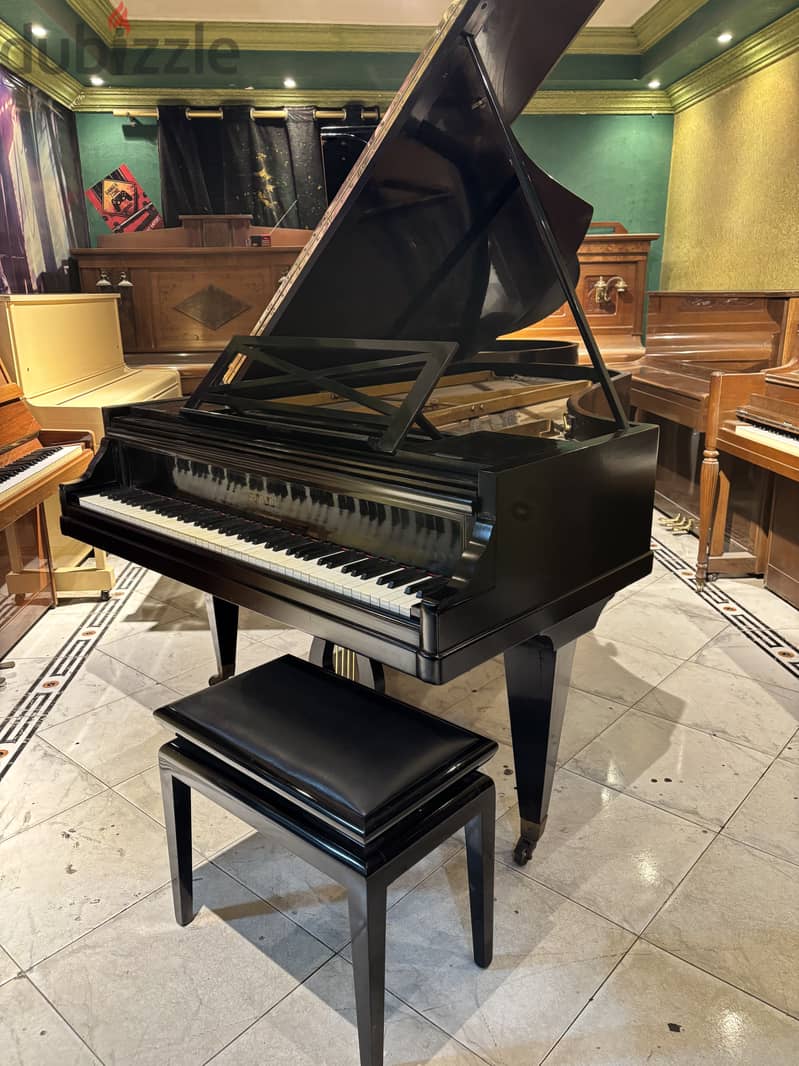 Grand piano for a professional 4