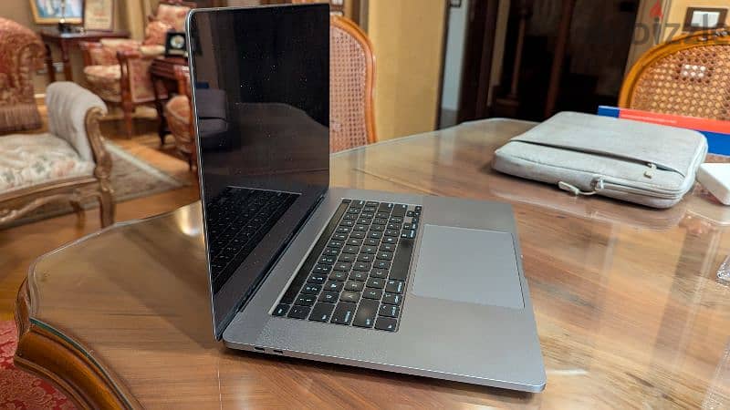 MacBook Pro 2019 16 inches | Intel i9 | 1TB | 16GB RAM | 329 Cycles 1