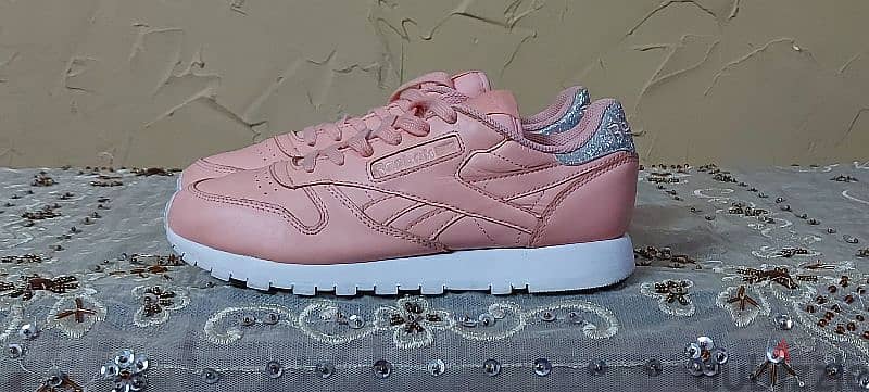 Reebok ORGINAL size 37 for women 0