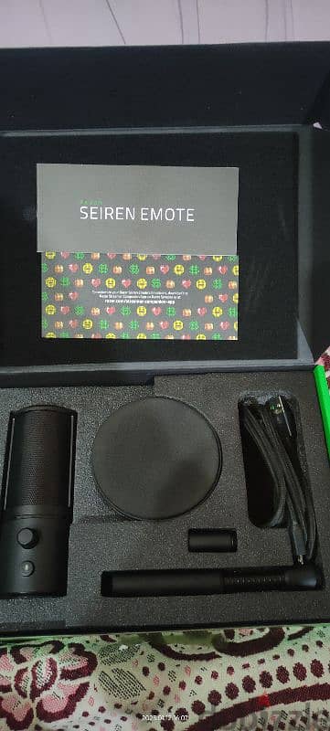 razer seiren emote 3