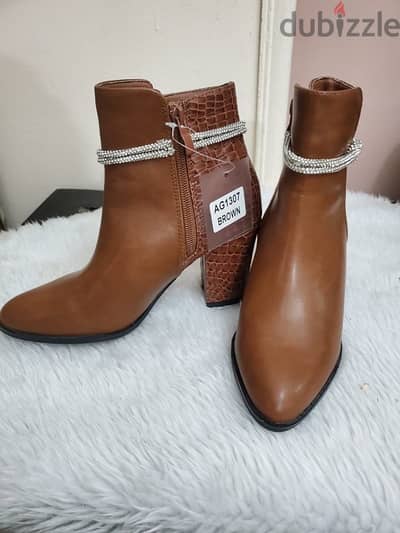 بيادة حريمي لون بني half boots