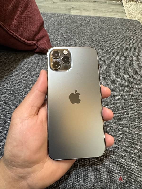 للبيع iPhone 12 pro اللون أسود 128 GB بطارية ٧٩٪؜ 4