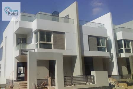 The last corner townhouse, immediate delivery, 324 m, in an already inhabited compound in the Fifth Settlement