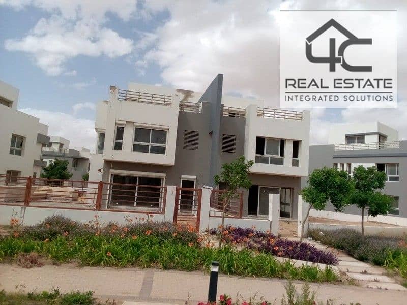 prime location villa twin house 305 m for sale with Down payment and installments Directly on the landscape in hyde park compound 0