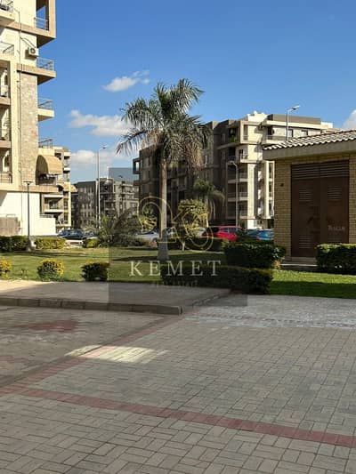 Apartment for sale, fully finished, ready to move, area 130 sq. m, in a prime location in Dar Misr Al-Kronfol Compound, Fifth Settlement.