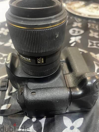 كاميرا canon 700D للبيع بسعر لقطه