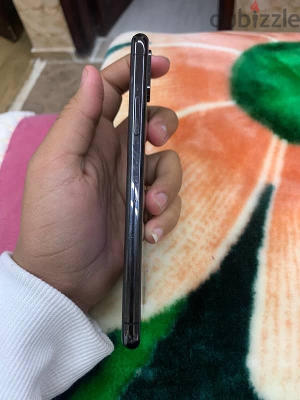 iPhone XS 4