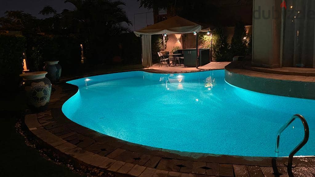 900m2 Luxurious stand alone villa with heated swimming pool 0