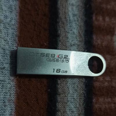 فلاشة كينجستون ١٦ جيجا usb3 شبه جديدة