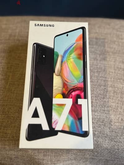 samsung A71 للبيع استخدام خفيف معاه علبته بسماعته الاصليه مش مستخدمه