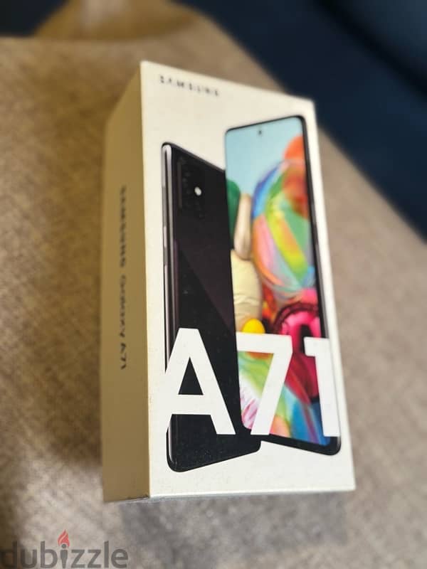 samsung A71 للبيع استخدام خفيف معاه علبته بسماعته الاصليه مش مستخدمه 2