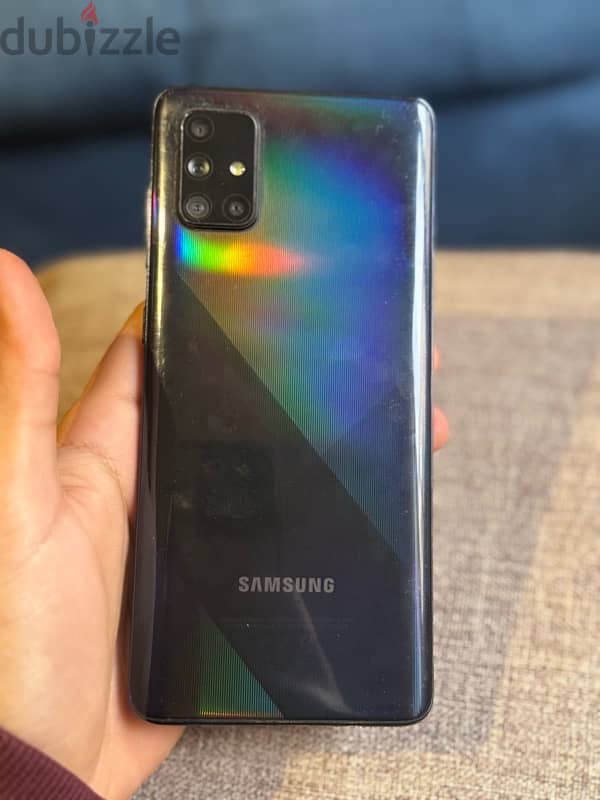 samsung A71 للبيع استخدام خفيف معاه علبته بسماعته الاصليه مش مستخدمه 4