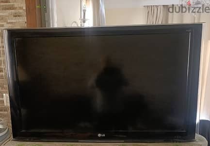 شاشه تعمل وبحاله جيده LG 42 بوصه