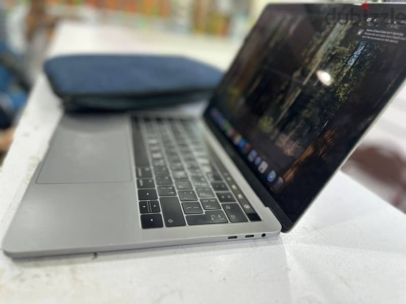 Macbook Pro 2017 i5 8/265 " With Touch Bar " 1