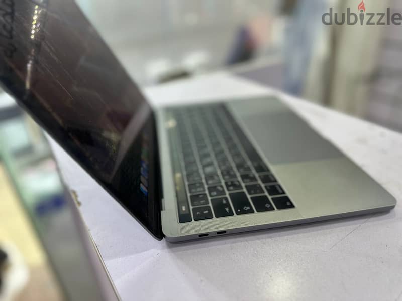 Macbook Pro 2017 i5 8/265 " With Touch Bar " 2