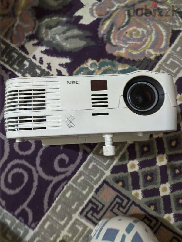 NEC projector VE281G 1