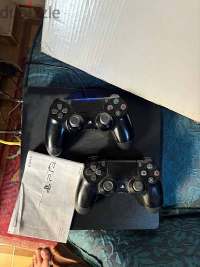 ps4 slim 1tb + 2 controllers