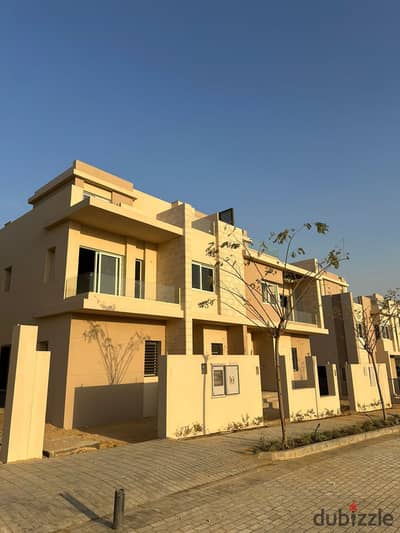 View and live immediately in a villa with a landscape view in Sheikh Zayed, in front of Al-Jazira Club, in installments