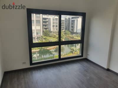 In Privado, a new, empty apartment for rent, area of ​​155 square meters, with a view of lakes and a garden, the first residence minutes from the serv