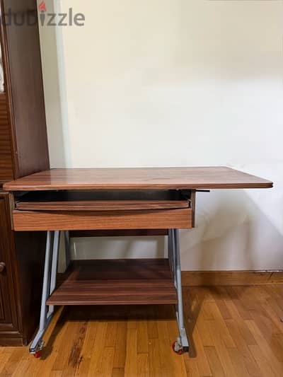 computer desk مكتب كمبيوتر