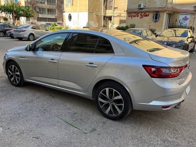 Renault Megane Signature 2020 - 87K KM - اعلى فئة - فضي و سقف بانوراما