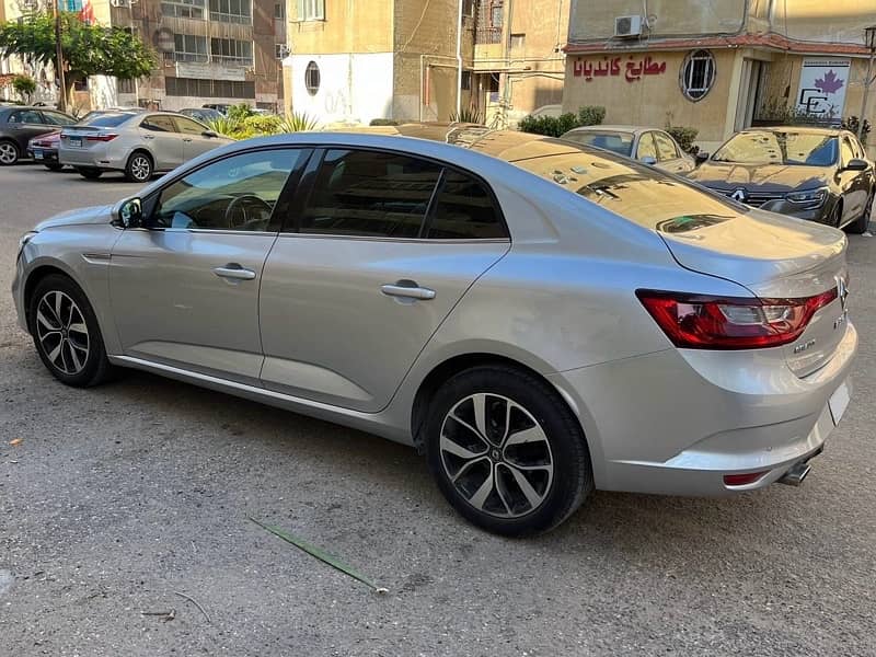 Renault Megane Signature 2020 - 87K KM - اعلى فئة - فضي و سقف بانوراما 0