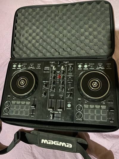 DDJ-400 2-channel DJ controller for rekordbox (black) with case