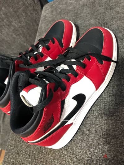 Air Jordan 1 Mid Bred