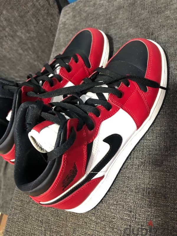 Air Jordan 1 Mid Bred 0