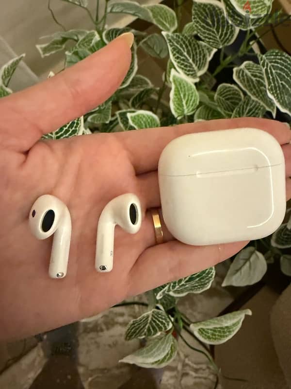 Airpods 4 with Active Noise Cancellation 0