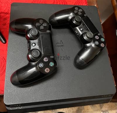 ps4 slim 500G , two controllers