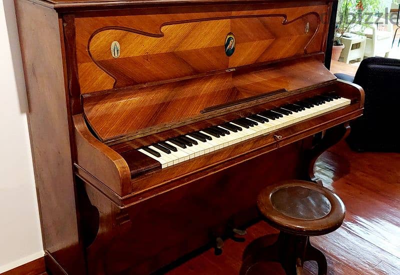 Antique French piano PLEYEL in very good condition. 0