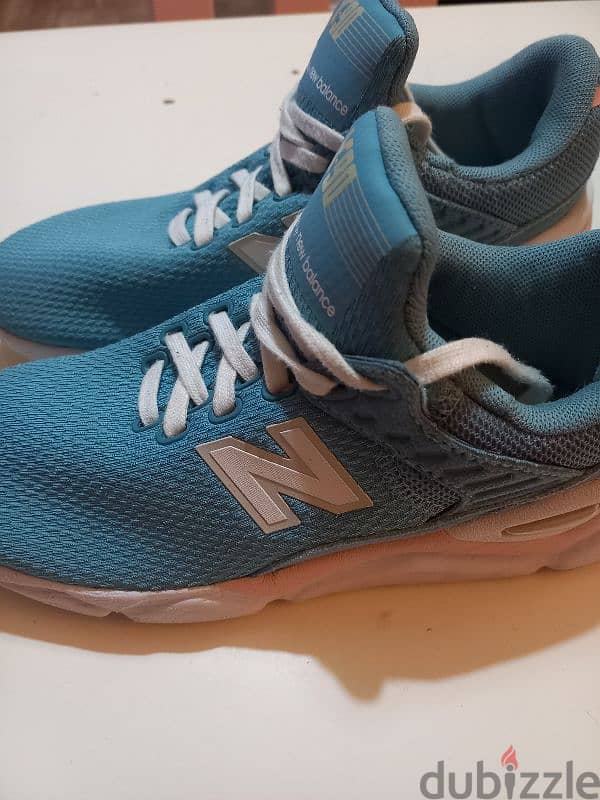 شوز new balance  مستعمل مقاس ٣٦ السعر ٥٠٠ 1