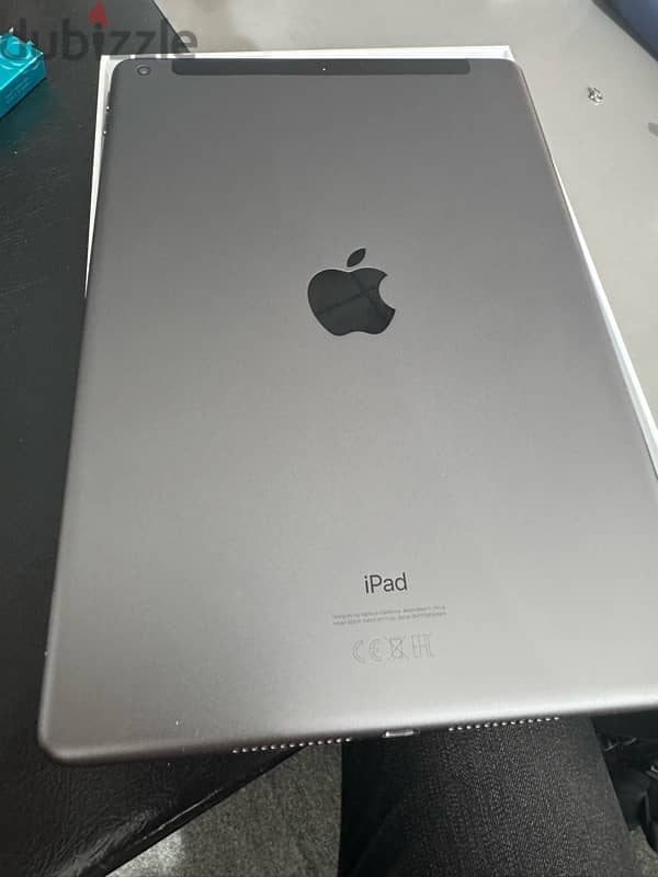 ipad 8th edition 32giga wifi +cellular like new with apple pencil 1st 2