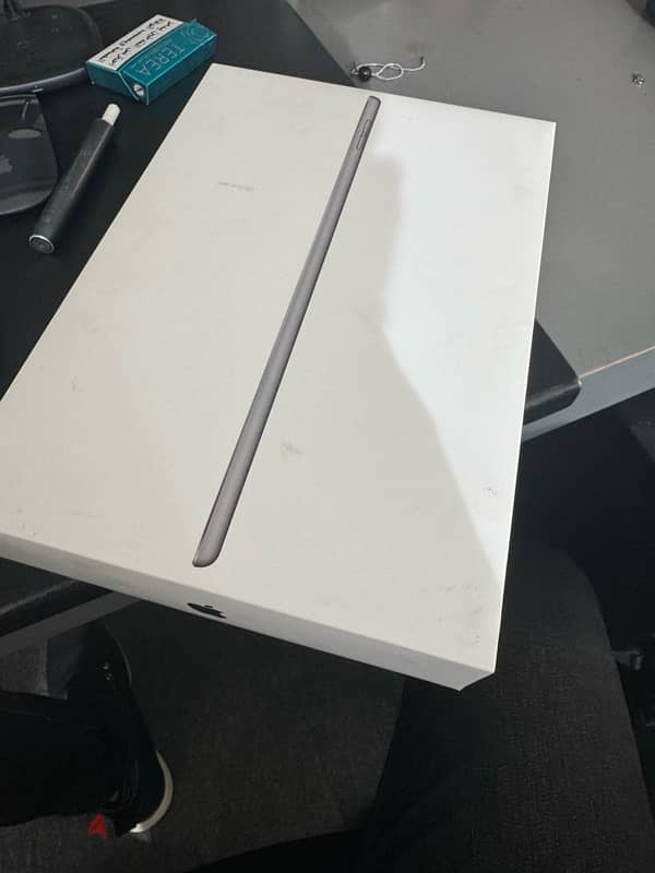 ipad 8th edition 32giga wifi +cellular like new with apple pencil 1st 3