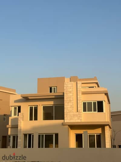 Ready-to-move-in villa in Tawny, located next to Swan Lake and Al Jazira Club. Available for installment over an extended period.