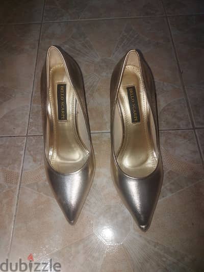 Gold Heels. حذاء ذهبي سواريه