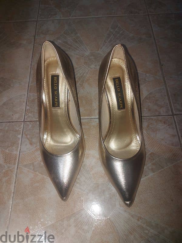 Gold Heels. حذاء ذهبي سواريه 0