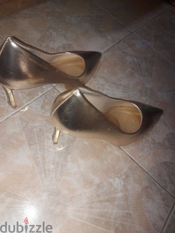 Gold Heels. حذاء ذهبي سواريه 3