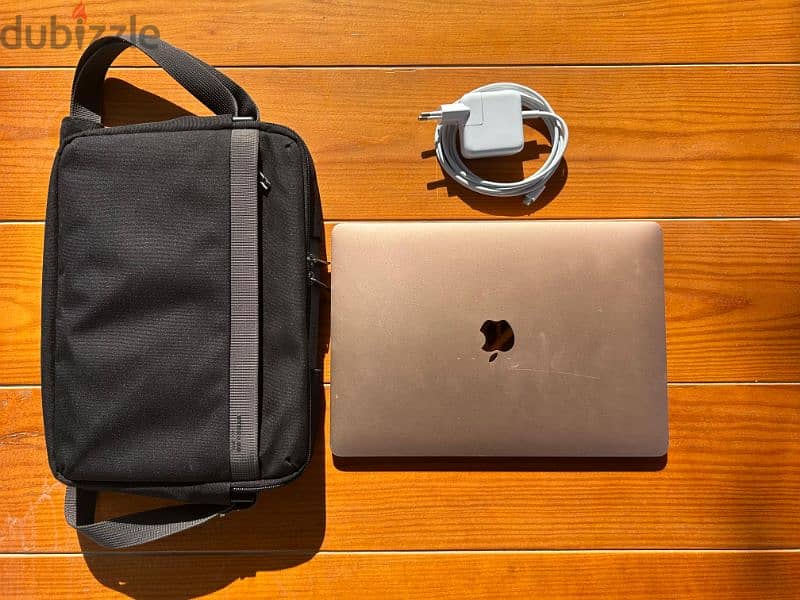 MacBook Air 2019 | With Original charger | ماك بوك حالة زيرو بمشتملاتة 1