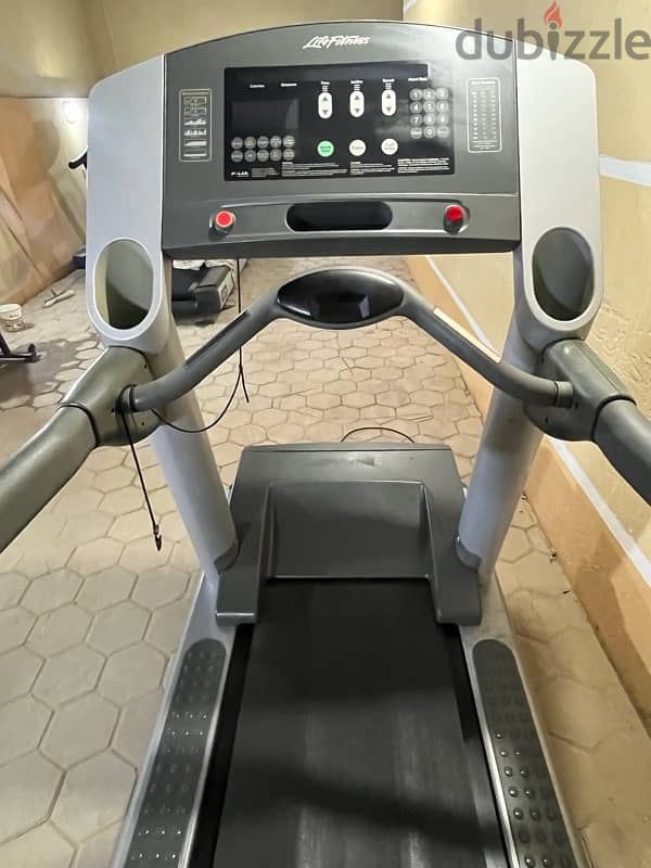 مشايه لايف فيتنس  وزن مفتوح أمريكي treadmill life fitness 1