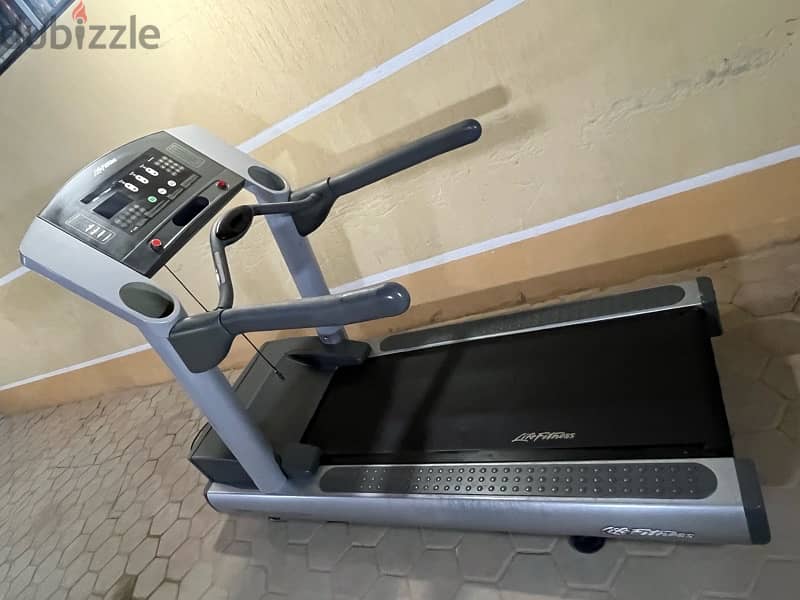 مشايه لايف فيتنس  وزن مفتوح أمريكي treadmill life fitness 2