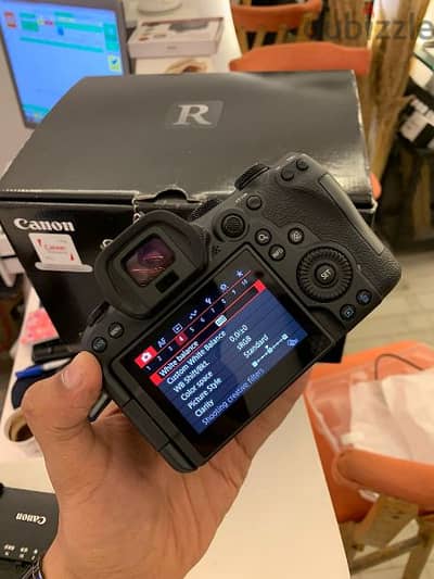 للبيع كاميرا كانون canon r6mark 2 زيرو  مفهاش الهوا معاها كل حاجة