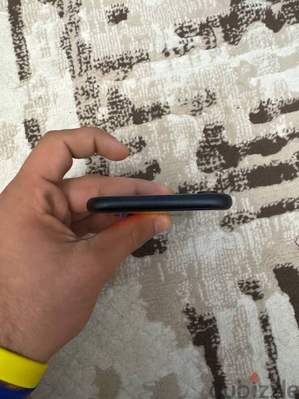 iphone XR 128 gigabytes 3