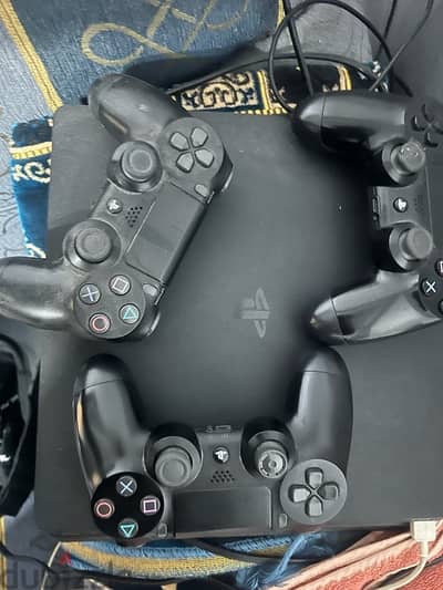 ps4 with 3 controllers