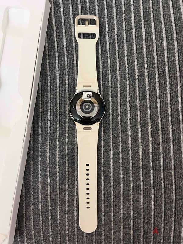 Brand New Samsung Galaxy Watch 6 (40mm) - Gold Color 6