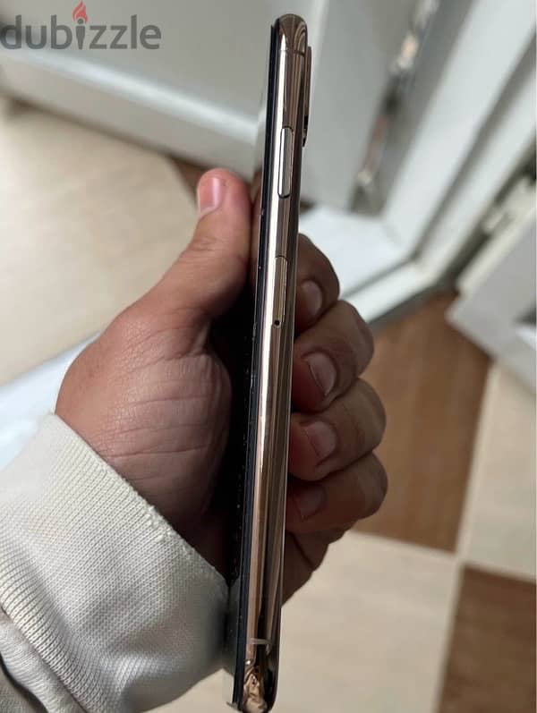 iPhone xs max خطين فعليين ب العلبه 2