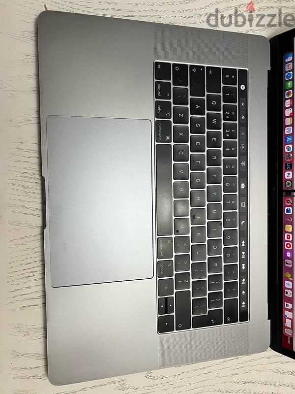 macbook pro 15 Touch Bar 4