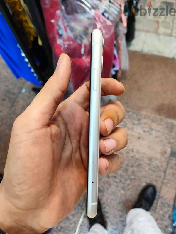 iphone 11 128 وتر بروف حالة فوق الممتازة بسعر لقطة 4