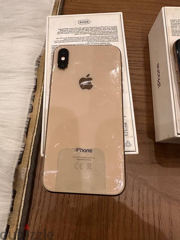 iPhone XS 64GB Gold - With box and original charger 1